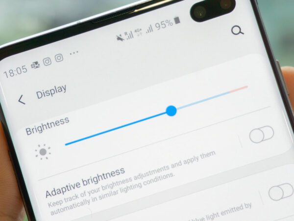 phone screen visibility in sunlight