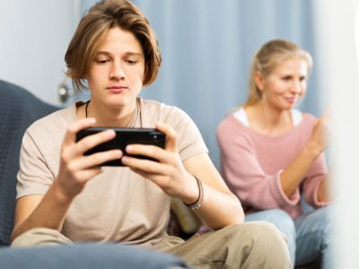 use phone to support someone going through difficulty