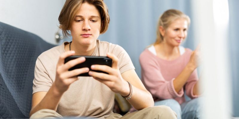use phone to support someone going through difficulty